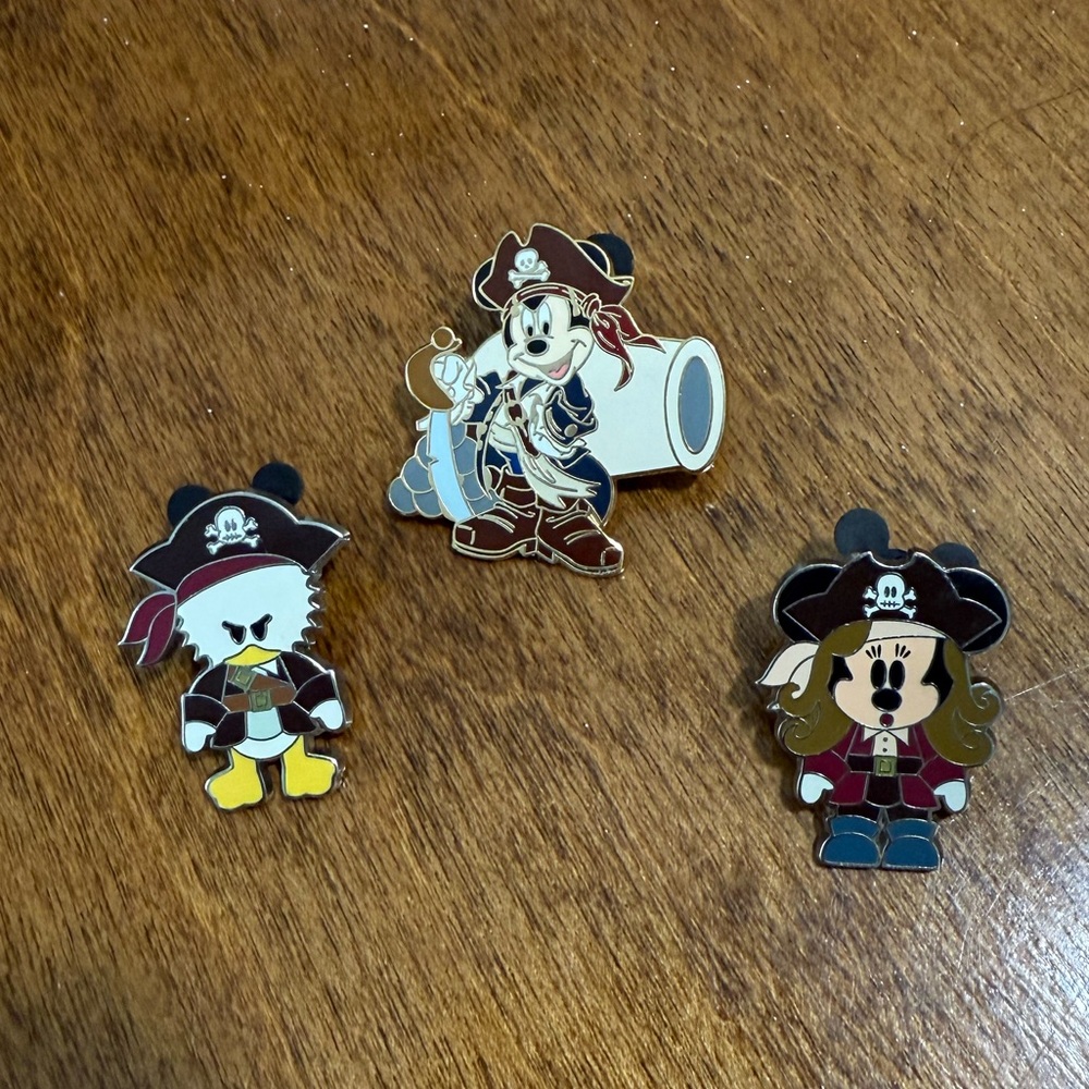 Mickey Pirates Disney Pins